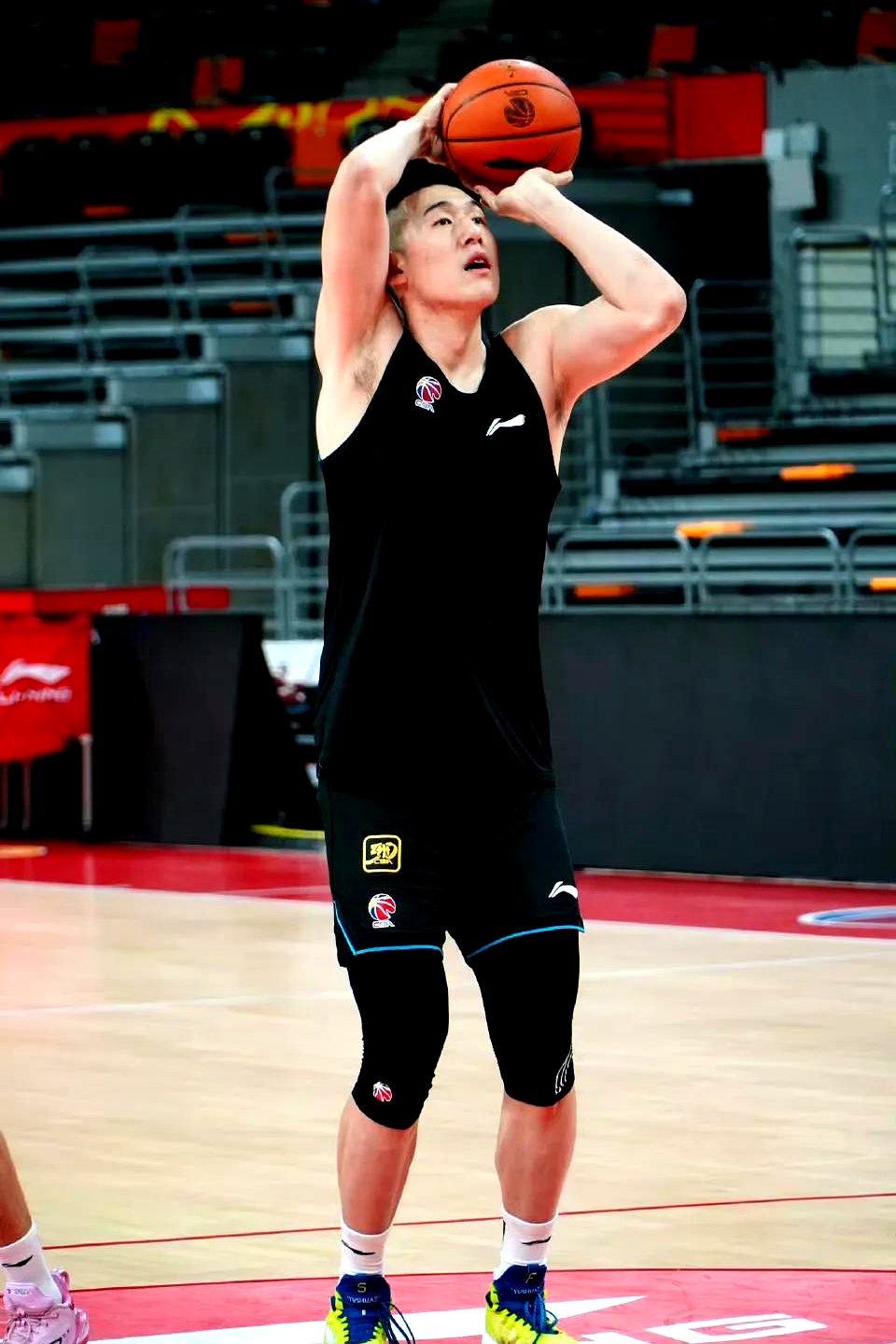 华盛顿奇才训练开放日，关键时刻完成体检引欢呼，CBA季后赛在即，年轻球员得到机会的简单介绍